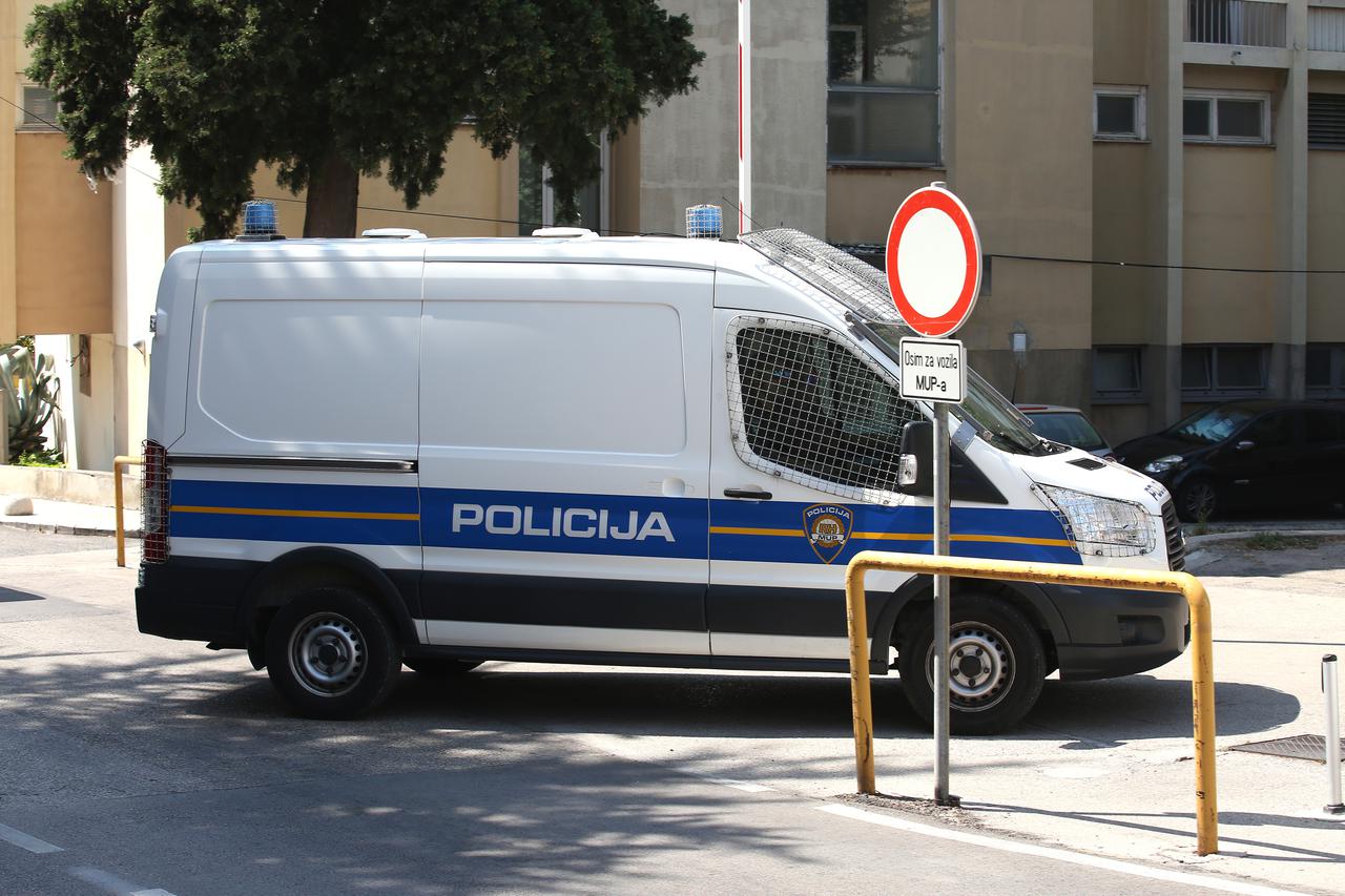 Privođenje osumnjičenih za napad u Uzdolju u policijsku postaju u Šibeniku