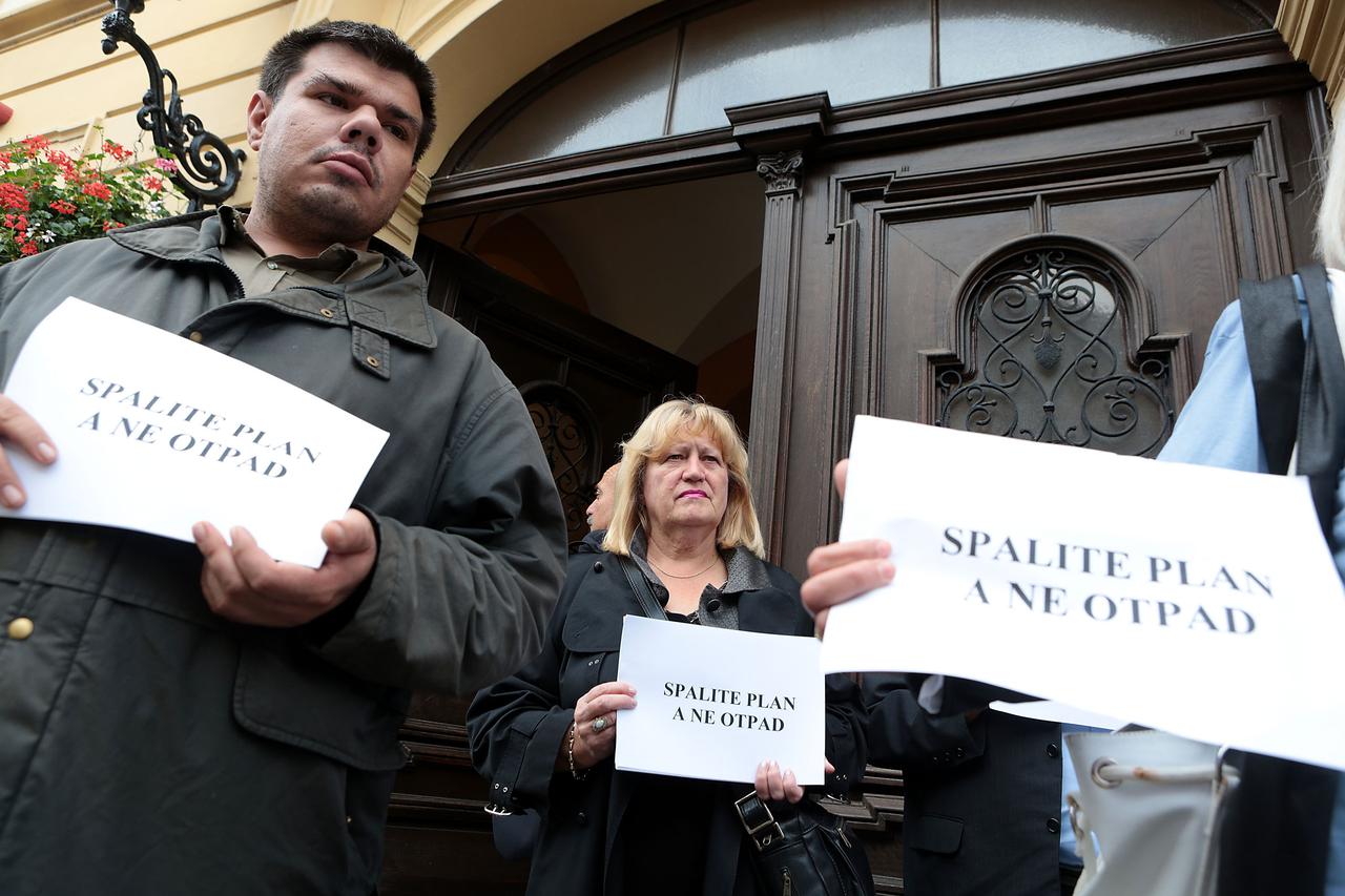 25.09.2014., Zagreb - Iako je sjednica Gradske skupstine odgodjena za listopad zbog povlacenja svih tocaka dnevnog reda, u Cirilometodskoj je odrzan prosvjed protiv spalionice otpada. Photo: Patrik Macek/PIXSELL