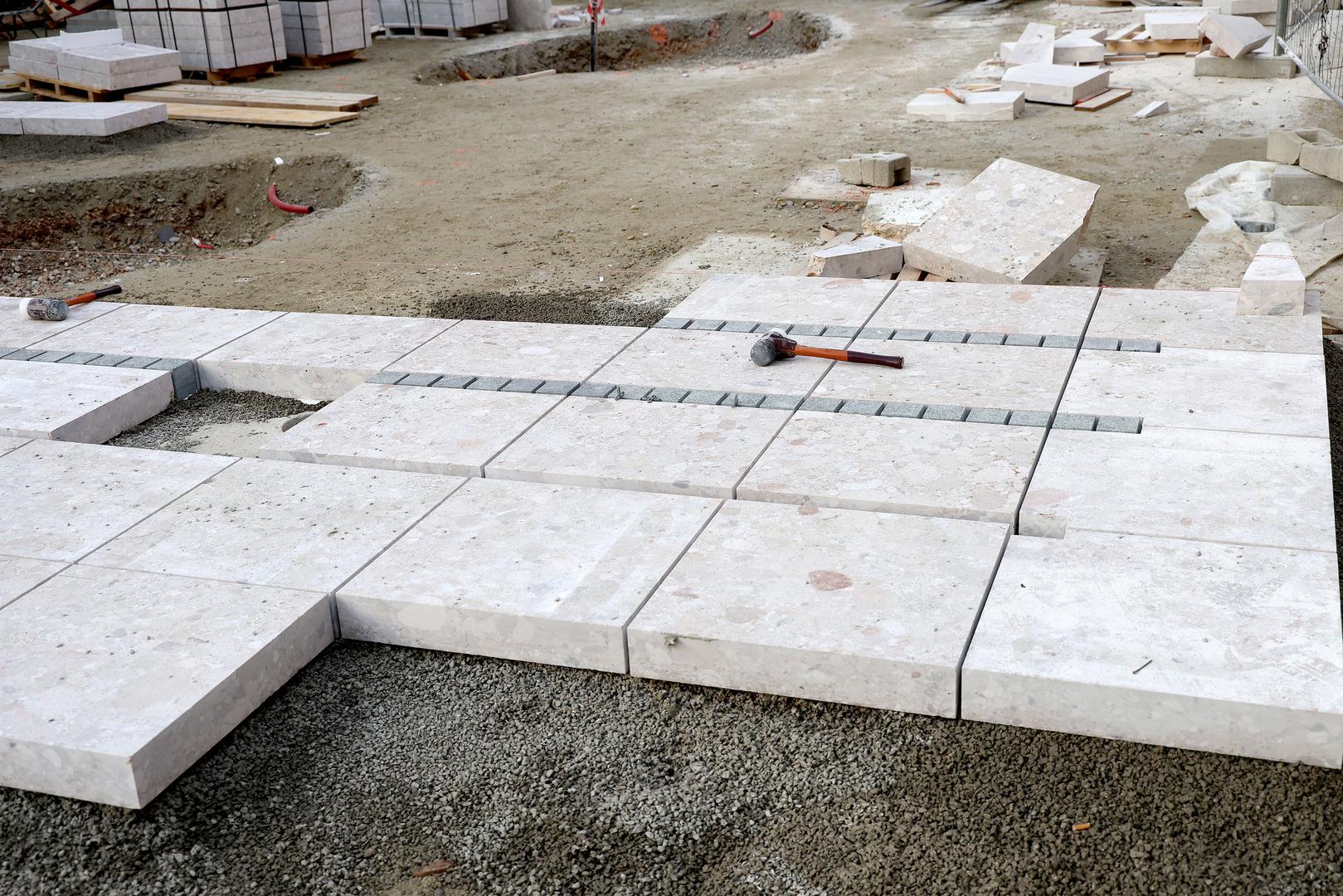 Podsjetimo da je projekt uređenja Stare Vlaške vrijedan 3,4 milijuna eura bez PDV-a. U nastavku pogledajte kako izgleda jedno od trenutačno najvećih gradilišta u centru grada snimljene jutros.