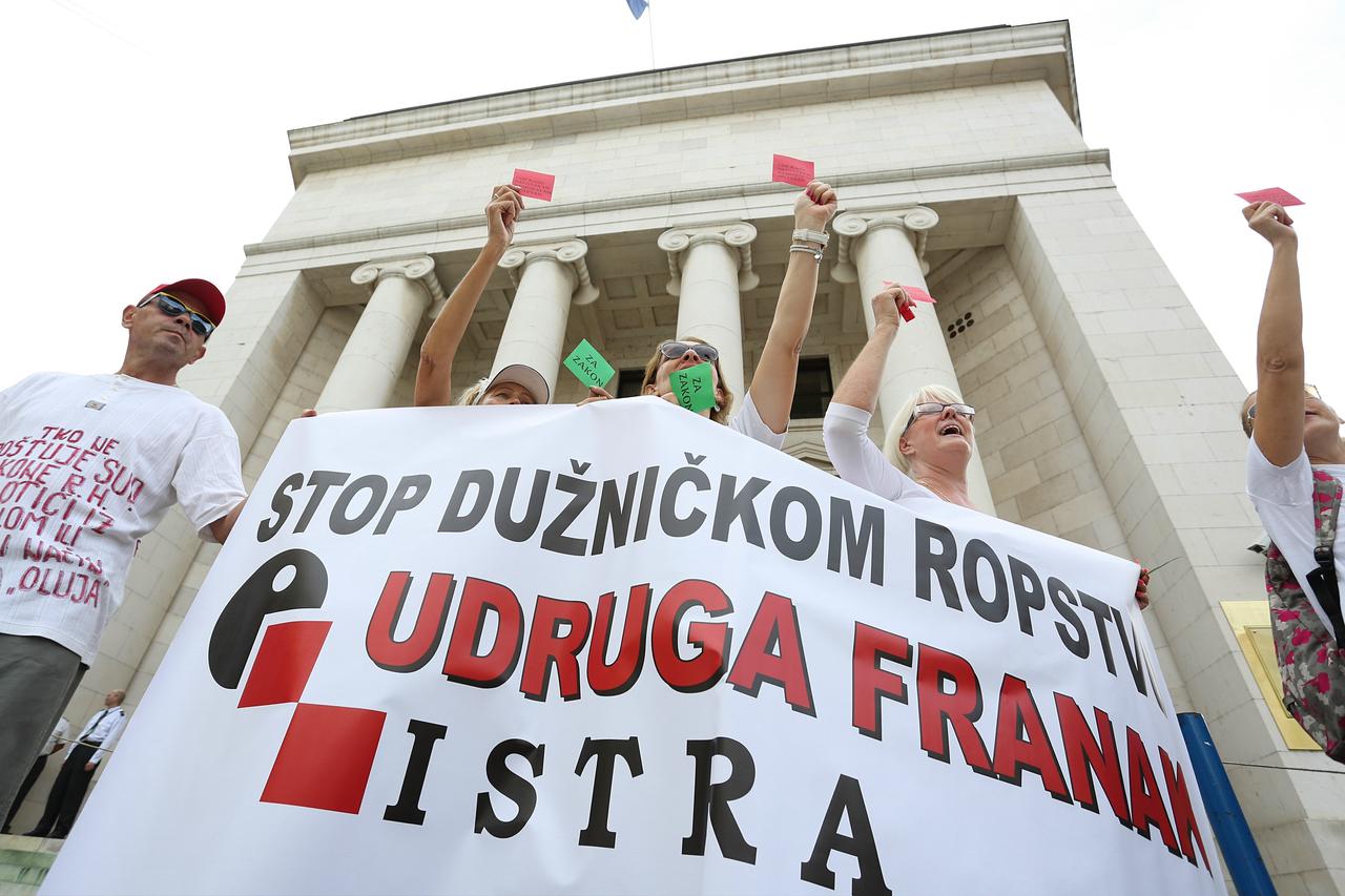 Zagreb: Članovi udruge Franak prosvjedovali ispred HNB-a i tražili ostavku guvernera Vujčića