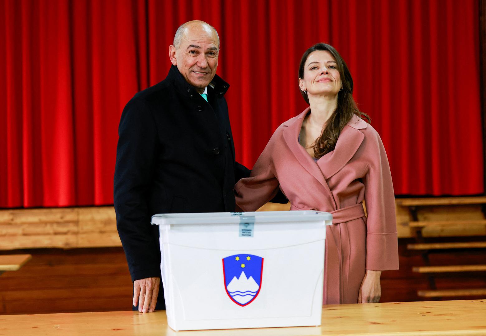 Uz jednog od najdugovječnijih i najutjecajnijih slovenskih političara već gotovo dva desetljeća stoji supruga Urška Bačovnik Janša, liječnica koju slovenski mediji često opisuju kao ženu koja je uspjela smiriti političara nekada poznatog po reputaciji zavodnika.