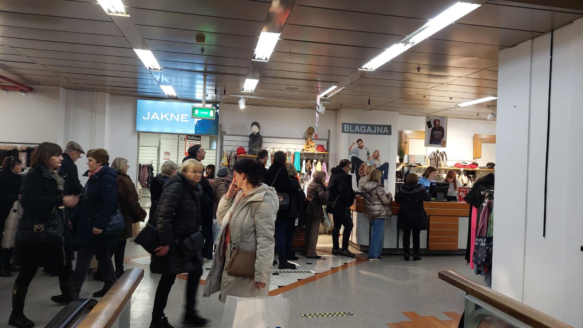 Zbog zatvaranja robne kuće Nama u zagrebačkoj Ilici, jučer je počela velika rasprodaja.