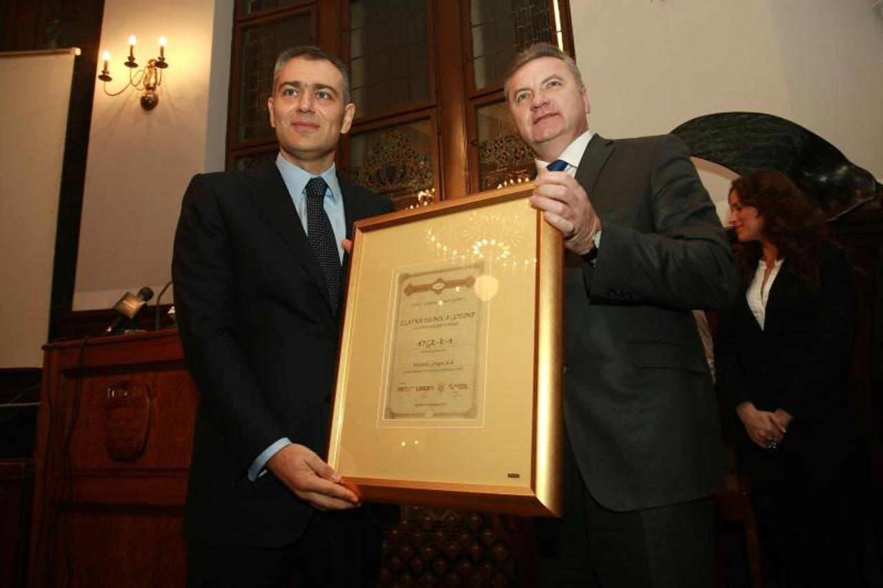 Ministar Đuro Popijač dodijeljuje nagradu Emilu Tedeschiju