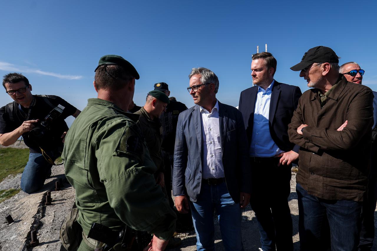 Božinović, Primorac i Brunner sletjeli helikopterom na Plješivicu i obratili se medijima