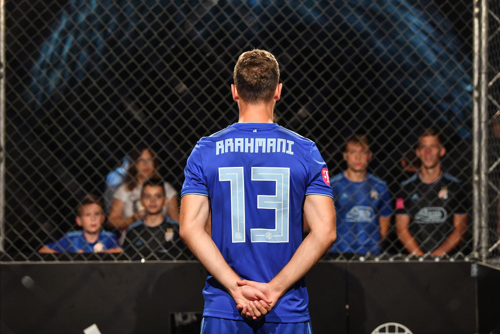 Sve tri garniture su promijenjene, pa će tako prva imati tamno plave okomite crte.

