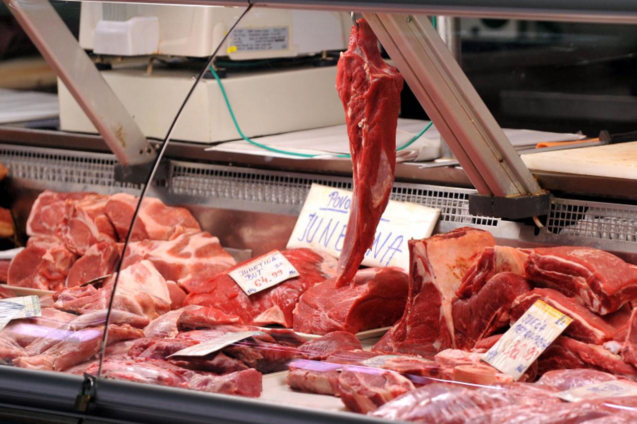 'gradska....zagreb.....30.07.2009.  plac, trznica, dolac, zatvoreni dio - mesnica, mesari, ljudi kako kupuju meso     Photo: Marko Lukunic/Vecernji list'