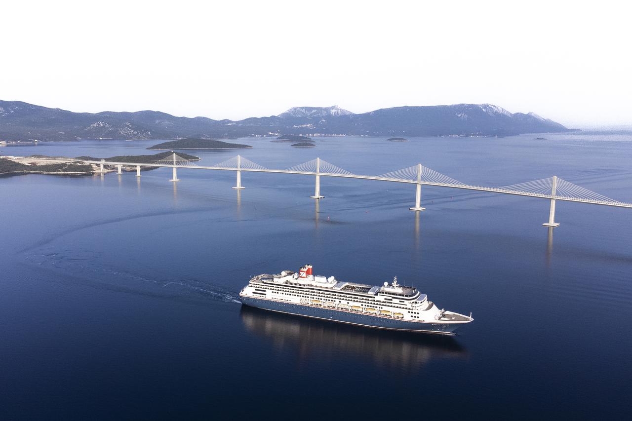 Fotografije iz zraka prolaska prvog velikog kruzera ispod Pelješkog mosta