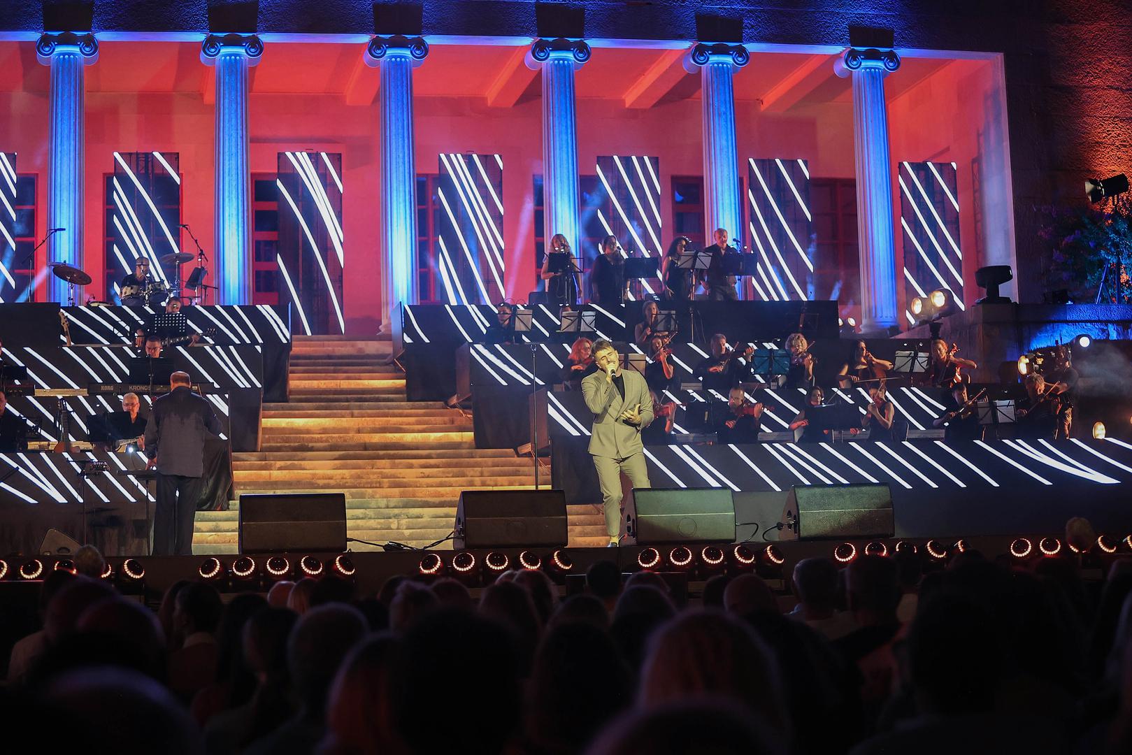 Tomislav Bralić i klapa Intrade otpjevali su “Ljubav ostaje”, dok je TransAkustik izveo pjesmu “Ne trebam te više”. Pretposljednja na pozornicu je izašla Vanna s pjesmom “Toliko toga”, a večer je zaključila Zorica Kondža s emotivnom izvedbom pjesme “Probudi ljubav”.