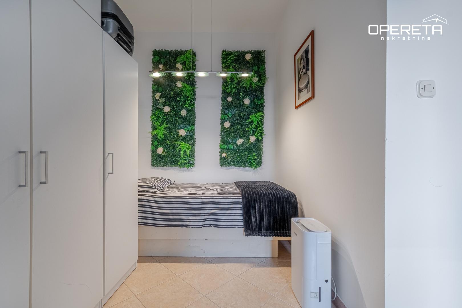 Nekretnina se prodaje potpuno namještena, a kupnja je moguća i putem stambenog kredita. Cijena iznosi 399.000 eura.