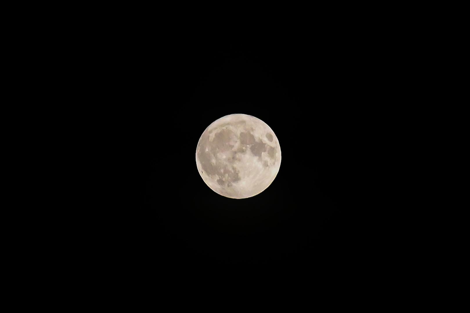 Kako se penje prema najvišoj točki, atmosfera postaje tanja, a on poprima svjetliju boju. Idući puni mjesec dogodit će se 29. srpnja.