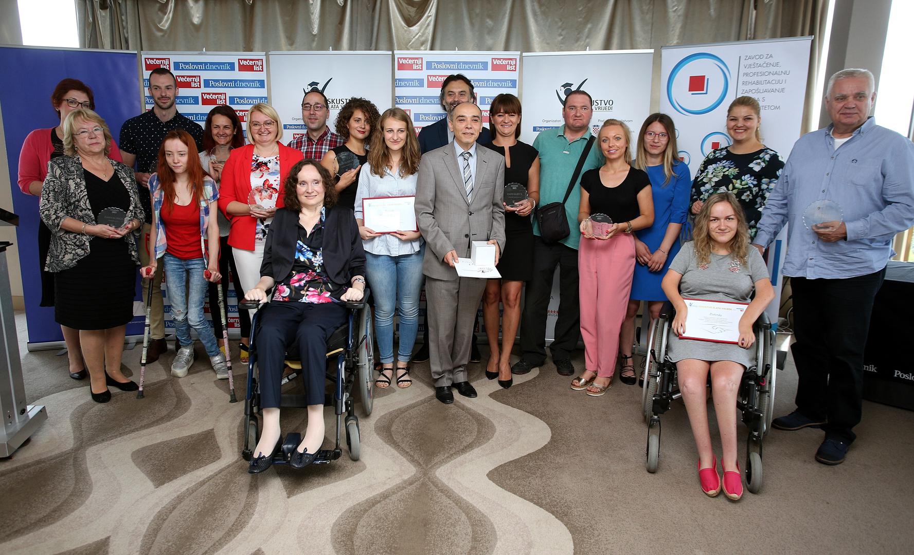 Korak u  svijet rada
Studentice i studenti s predstavnicima institucija i tvrtki – partnera Poslovnog dnevnika i Večernjeg lista