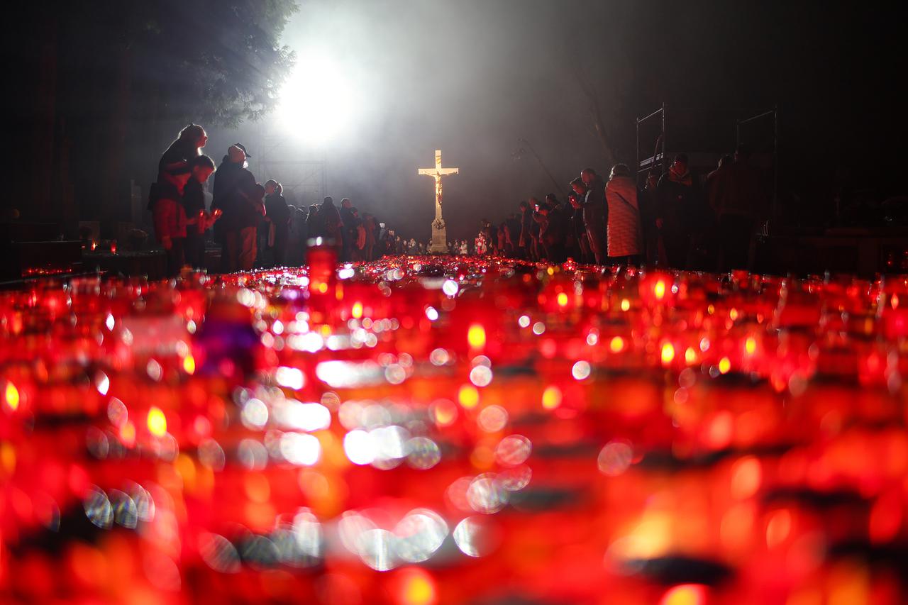 Zagrebačko gradsko groblje Mirogoj po noći