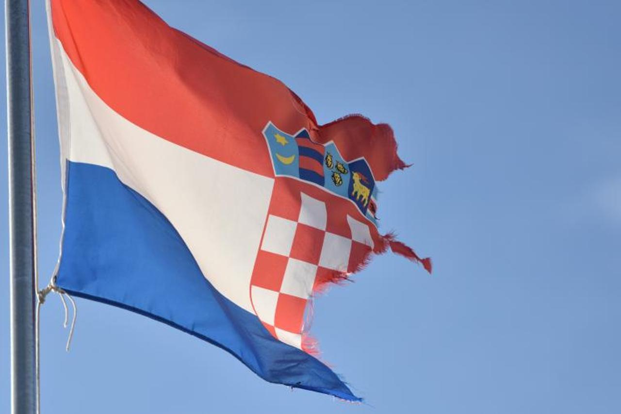 Jaka bura poderala hrvatsku zastavu