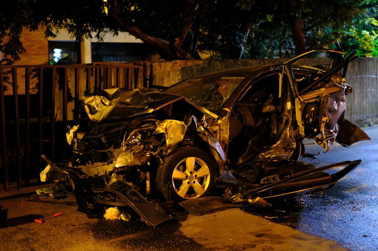Zagreb: Na Ksaverskoj cesti automobilom se zabio u tri parkirana vozila