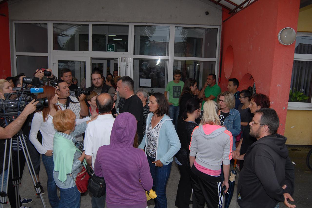 21.05.2013, Slavonski Brod - Roditelji djece koja pohadjaju osnovnu skolu u Vranovcima okupili su se ispred skole i prosvjedovali. Ogorceni su na ravnatelja, ministrastvo skolstva i pravosudje zbog cinjenice da bi ucitelj te skole, Goran Zovko, kojega pra