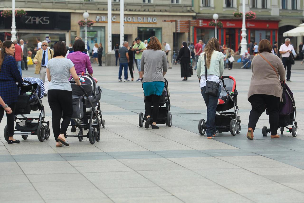 Zagreb: Mlade majke s dje?jim kolicima na Trgu bana Jela?i?a