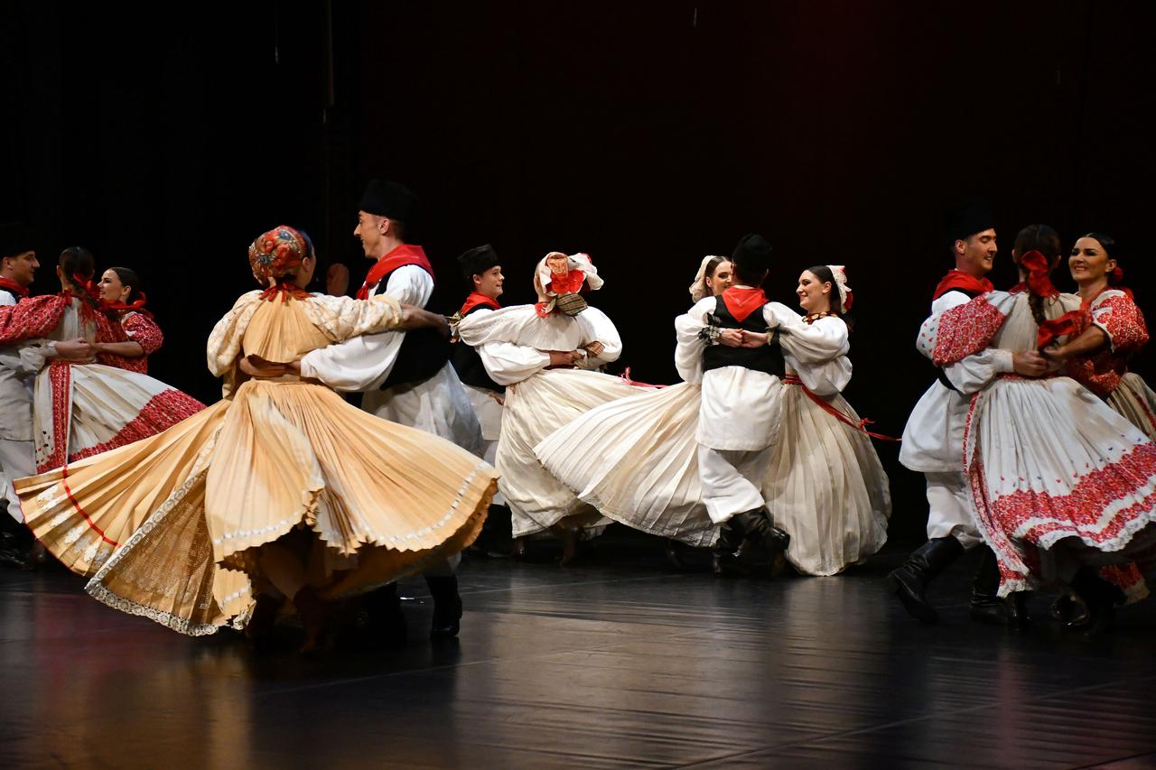 Slavonski Brod: Svečani godišnji koncert Ansambla Lado