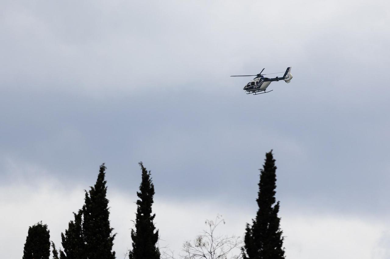 Split: Policijski helikopter u letu nakon polijetanja s helidroma na Zenti