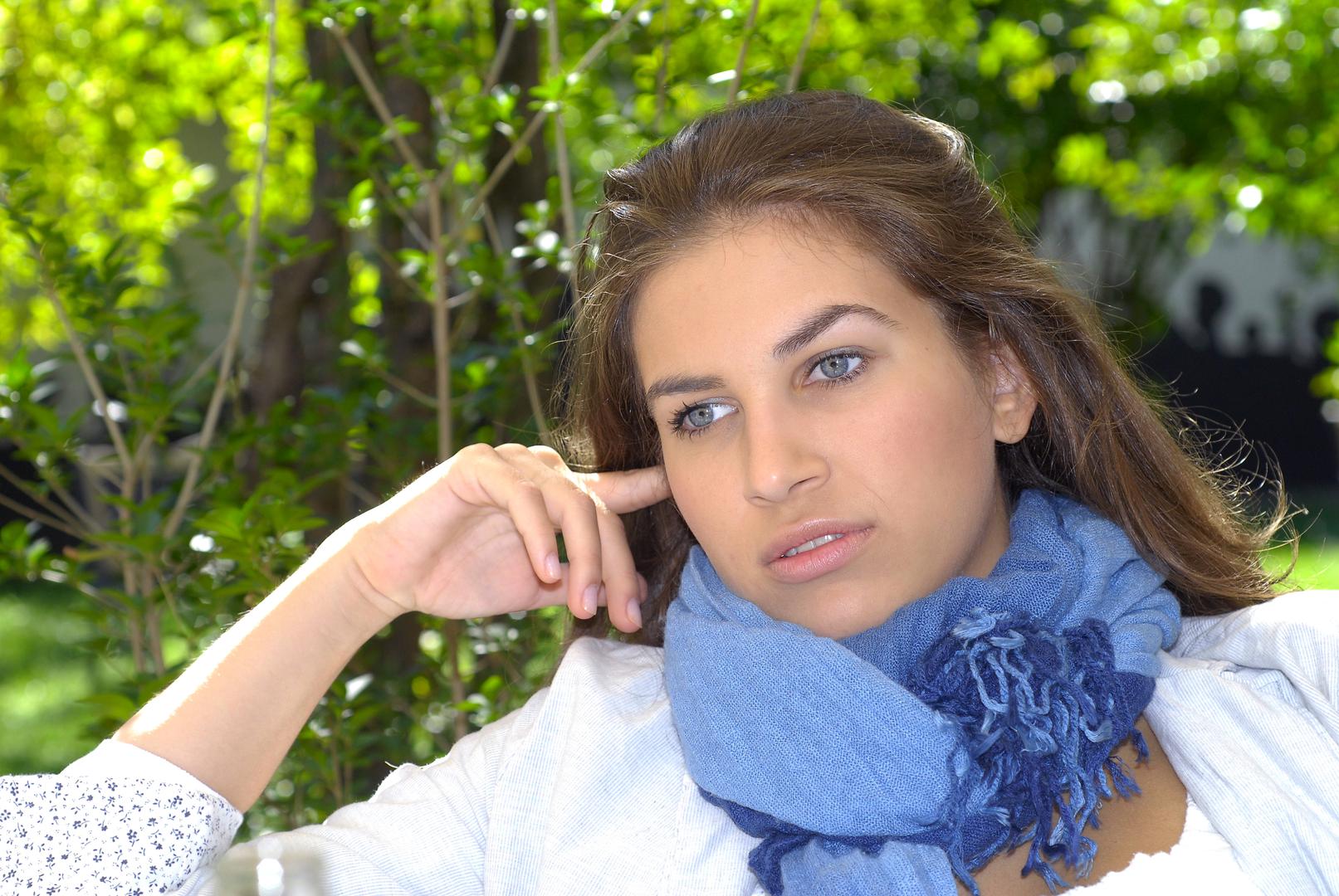 Rođena u Mostaru, Vištica glumački put započinje rano, a ljubav prema sceni ubrzo je dovodi do Akademije dramskih umjetnosti u Zagrebu. Njezina karijera doživjela je meteorski uspon ulogom u hit seriji Larin izbor, koja ju je brzo pretvorila u jednu od prepoznatljivijih osoba u državi. Časopis Globus proglasio ju je tada najljepšom Hrvaticom, a ubrzo su uslijedile zapažene uloge u poznatim televizijskim formatima poput Vatri Ivanjskih i Pogrešnog čovjeka.