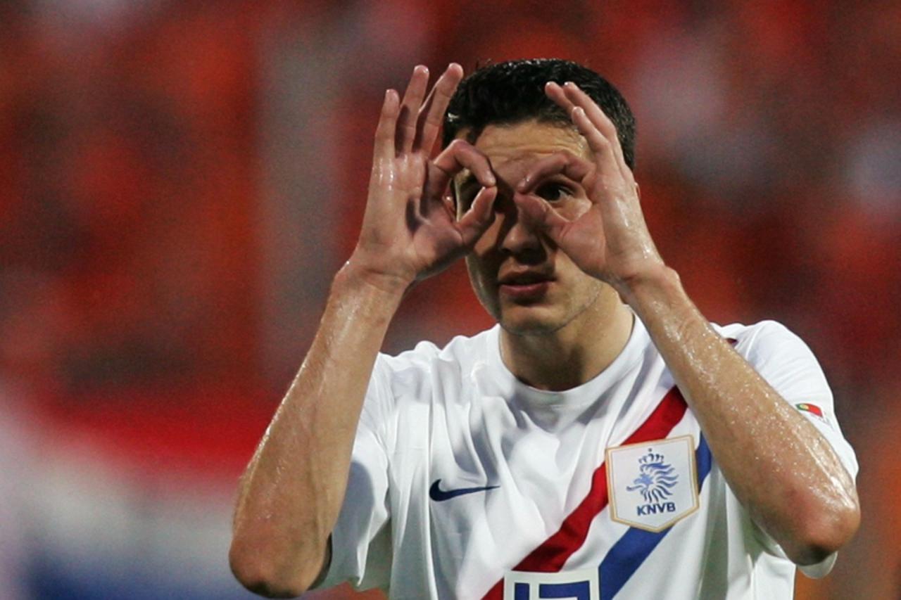 'Netherlands\' Robin van Persie makes a point during their second round World Cup 2006 soccer match against Portugal in Nuremberg June 25, 2006.  FIFA RESTRICTION - NO MOBILE USE     REUTERS/Alessandr