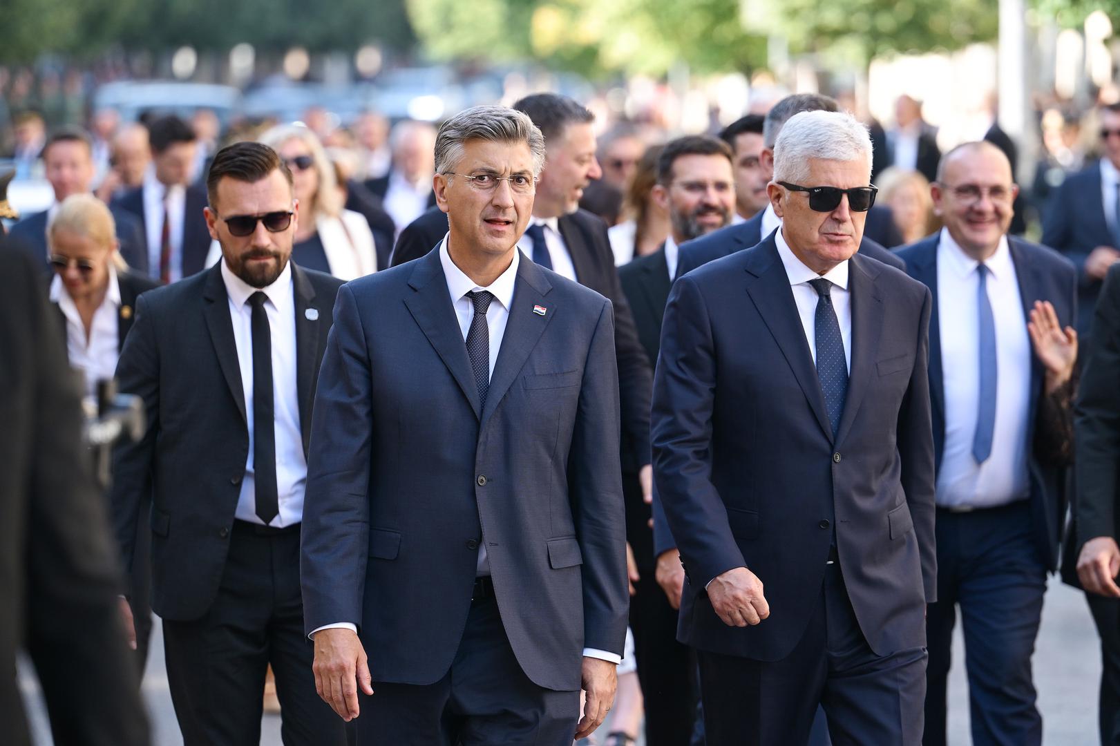 U Knin je stigao cijeli državni vrh, predsjednik Sabora Gordan Jandroković,  predsjednik Zoran Milanović i premijer Andrej Plenković, kao i brojni ministri, sadašnji i nekadašnji dužnosnici