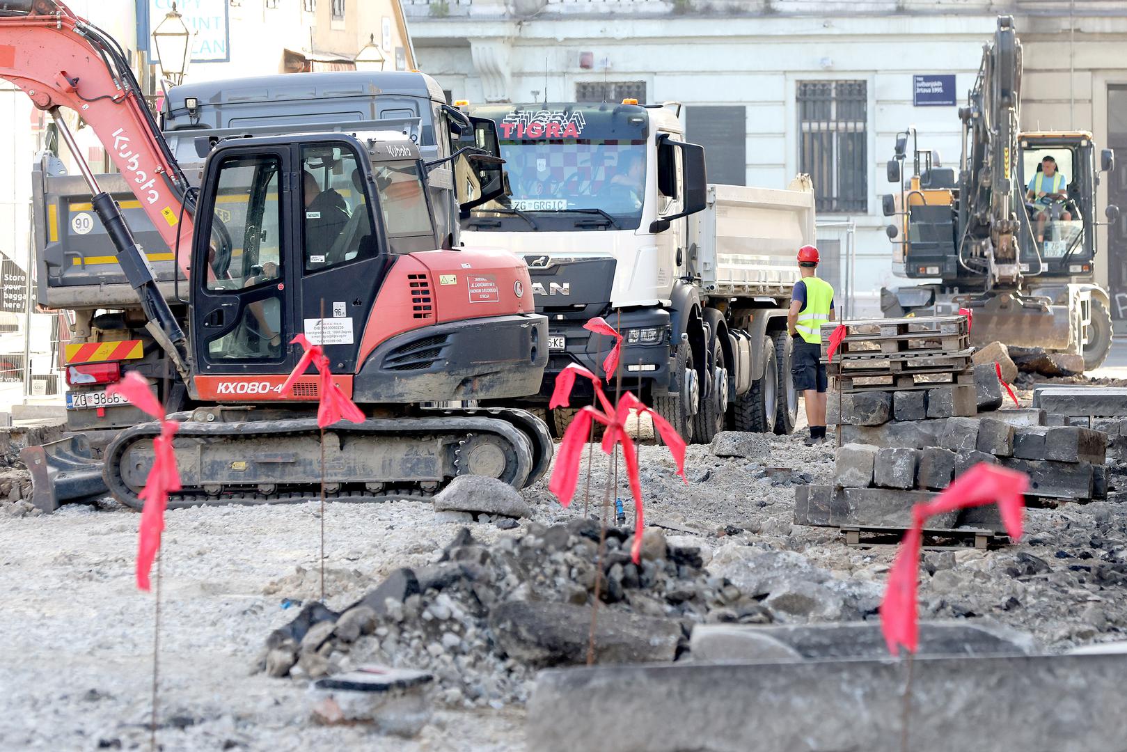Radovi obuhvaćaju Staru Vlašku i Ulicu Jurja Branjuga, na ukupnoj površini od oko 4050 četvornih metara. Postojeći asfalt zamijenit će kamene ploče, uklonit će se rubnjaci, a nekadašnji kolnik postat će dio jedinstvene kolno-pješačke površine. Predviđeni su i novi sustav odvodnje, javna rasvjeta, urbana oprema te više zelenila.