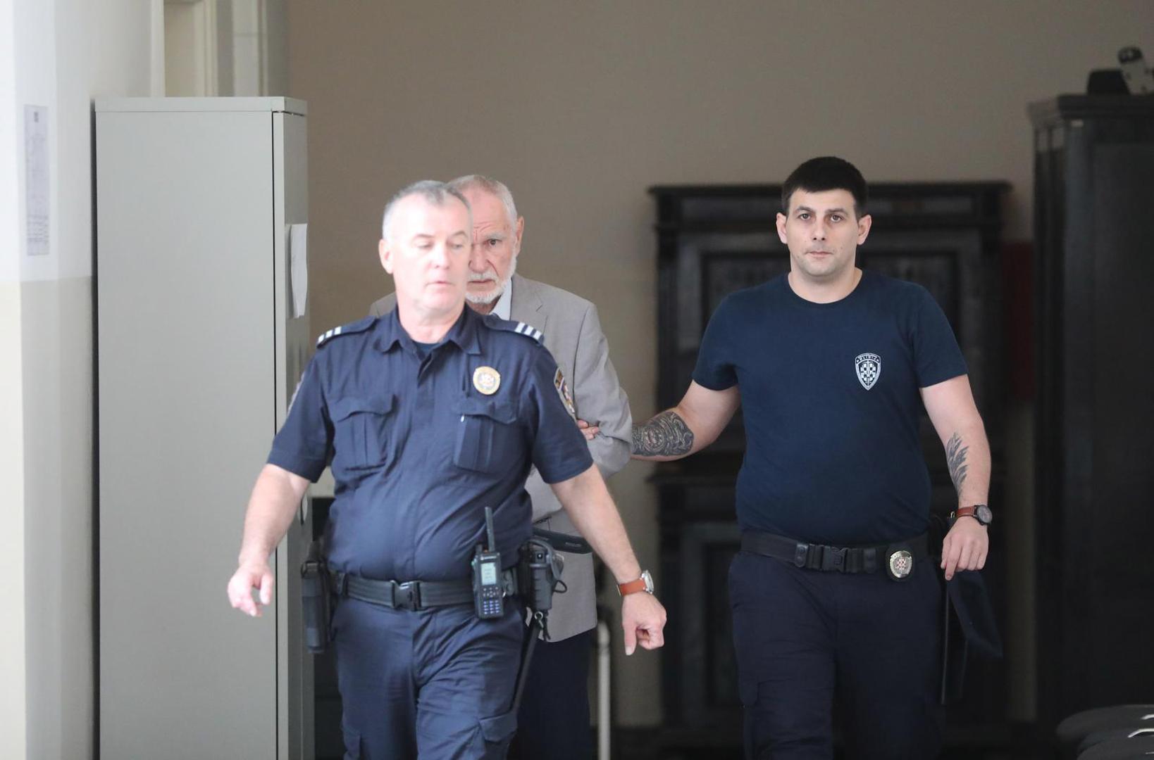 03.056.2025., Rijeka - Mario Pecaver u pratnji pravosudnih policajaca dolazi na izricanje presude na Zupanijskom sudu.  Photo: Goran Kovacic/PIXSELL