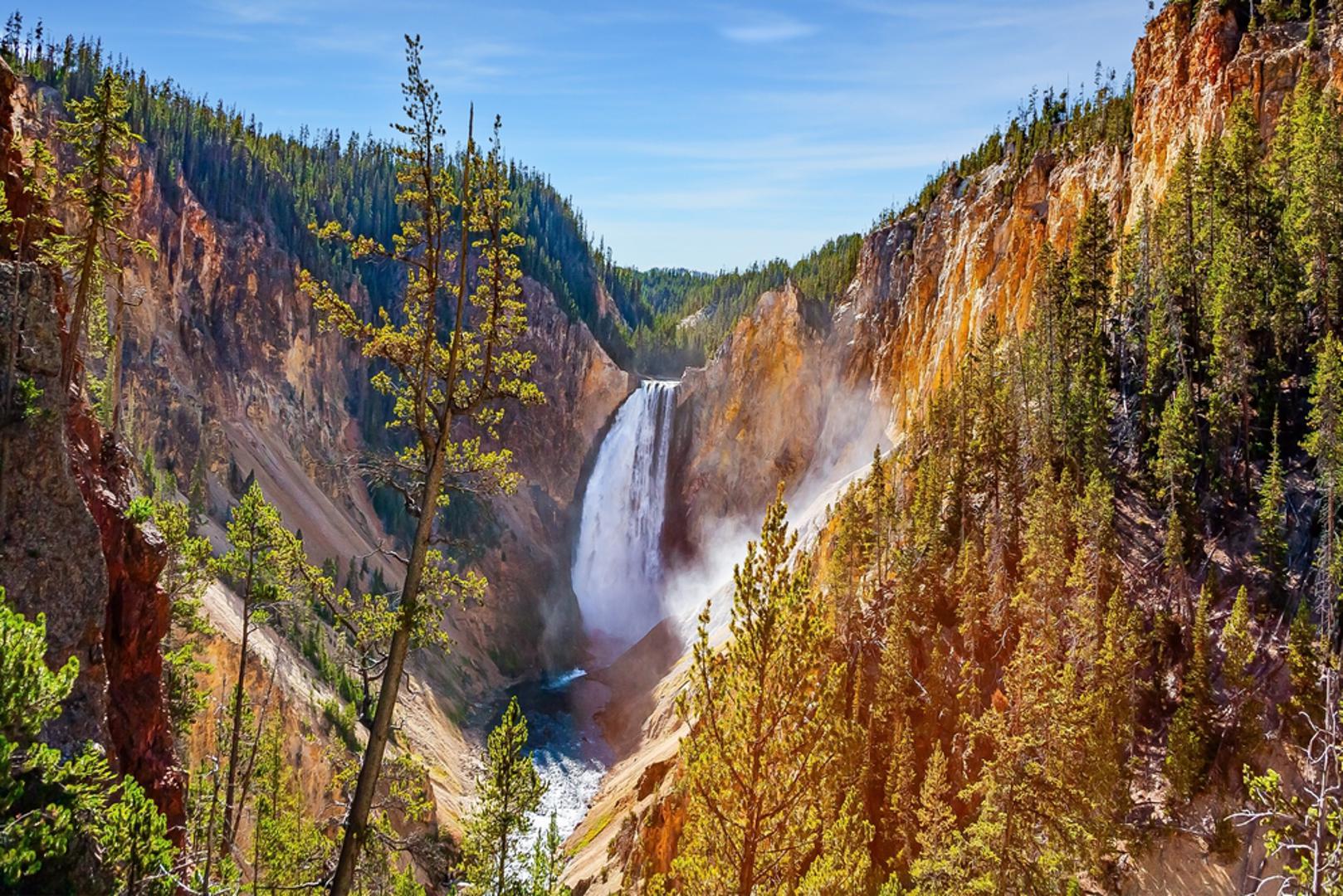SAD ima čak 63 nacionalna parka: Amerika je poznata po spektakularnoj prirodi, od Grand Canyona do Yellowstonea i Yosemitea. Nacionalni parkovi čuvaju pustinje, planine, šume, vulkane, ledenjake i obale. Zato je SAD, osim po velikim gradovima, poznat i kao raj za ljubitelje prirode i road tripova.