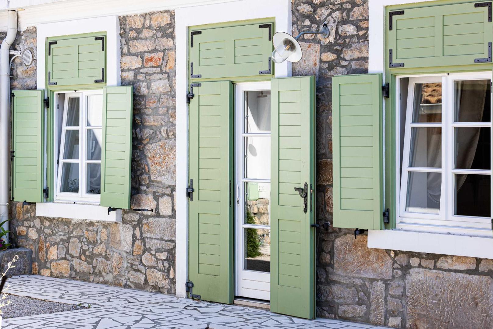 Potpuno je namještena, ima sedam parkirnih mjesta, balkon, terasu i pogled na more