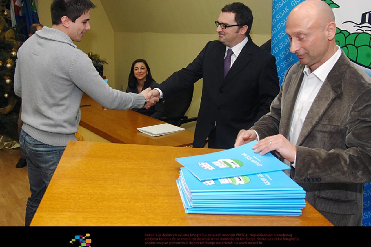 \'27.12.2011., Sisak - Grad Sisak, uz potporu OTP banke, osigurao je 20 stipendija u iznosu od 700 kn za sisacke studente.  Photo: Nikola Cutuk/PIXSELL\'