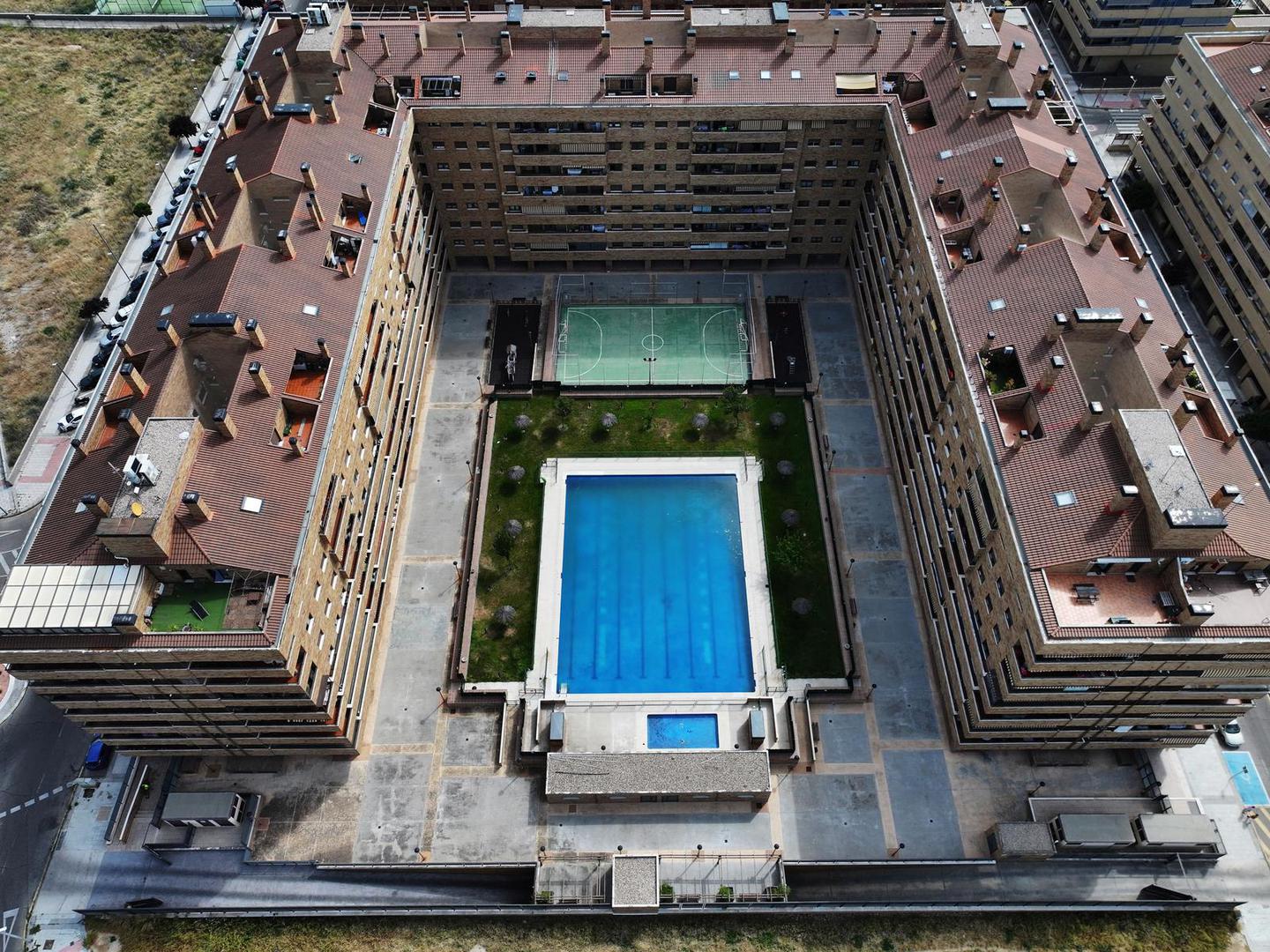 Mjesto je bilo poludovršeno i poluprazno više od desetljeća, a sada se u njega useljavaju stanovnici. 