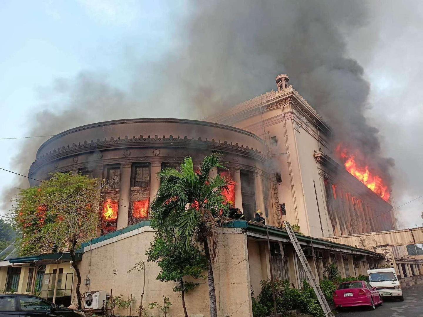 Smoke erupts as a massive fire hits Manila Central Post Office building in Manila, Philippines, May 22, 2023. Bureau Of Fire Protection NCR/Handout via REUTERS    THIS IMAGE HAS BEEN SUPPLIED BY A THIRD PARTY. MANDATORY CREDIT. NO RESALES. NO ARCHIVES. Photo: BUREAU OF FIRE PROTECTION NCR/REUTERS