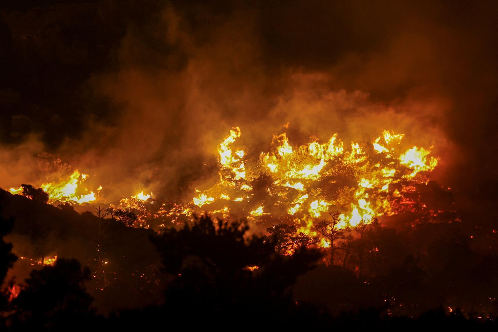Grčki vatrogasci u srijedu su se borili s požarom koji je bjesnio na popularnom turističkom odredištu Kreti, uništavajući šumsko područje, ugrožavajući domove i uzrokujući evakuaciju stanovnika i turista iz najmanje četiri naselja na otoku. Najmanje 155 vatrogasaca, uz pomoć 38 vozila i cisterne za vodu, borilo se s plamenom u općini Ierapetra na jugoistočnoj obali najvećeg grčkog otoka, priopćila je grčka vatrogasna služba.