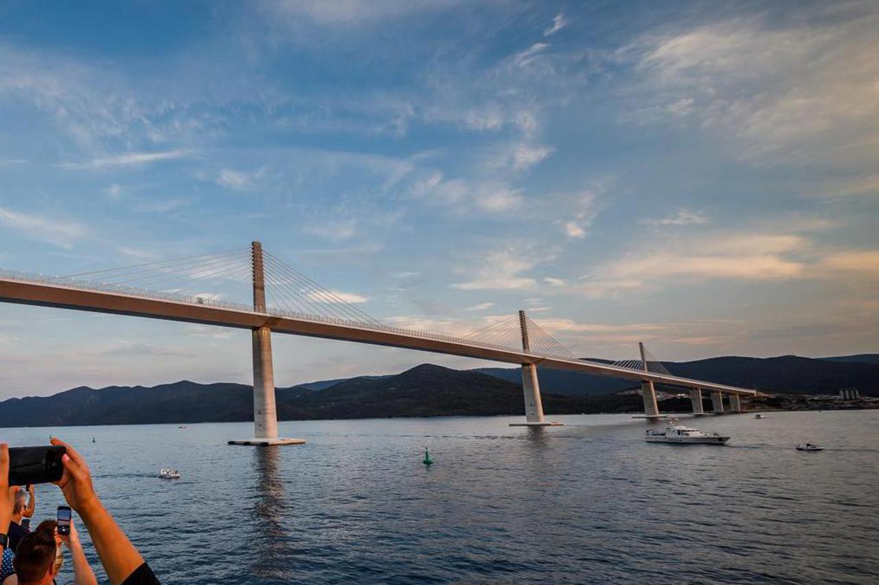 Atmosfera na trajetku "Hrvat" koji je vozio do Pelješkog mosta