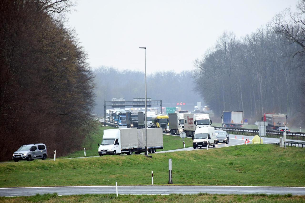 Velike gužve na autocesti A3 između čvora Novska i Okučani zbog teške prometne nesreće s dvoje mrtvih