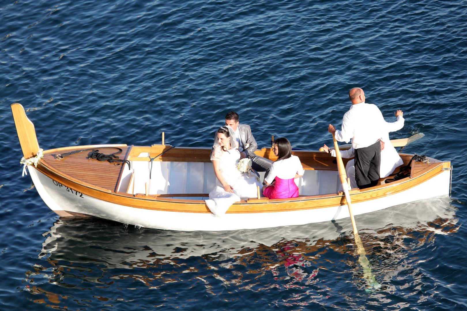  Njegov brat Anas istaknuo se bijelom kombinacijom i ljubičastom kravatom.
