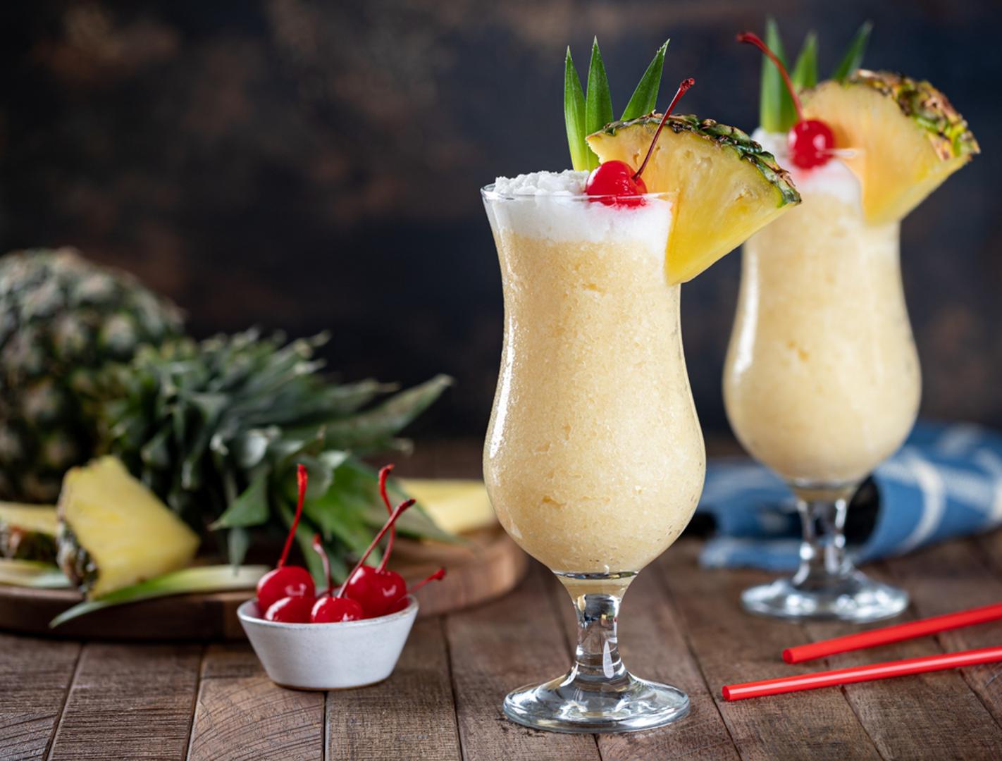 Piña Colada donosi tropski ugođaj i osjećaj kao da ste na plaži. Bijeli rum, kokosovo mlijeko i sok od ananasa zajedno stvaraju kremasti, slatki napitak koji se najbolje poslužuje s puno leda. Ovaj koktel omiljen je među onima koji vole bogatije, desertne okuse.