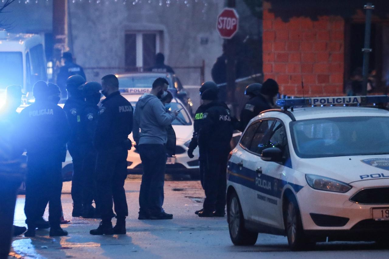 Policijski očevid u Kozari boku gdje su napadnuta dva policajca