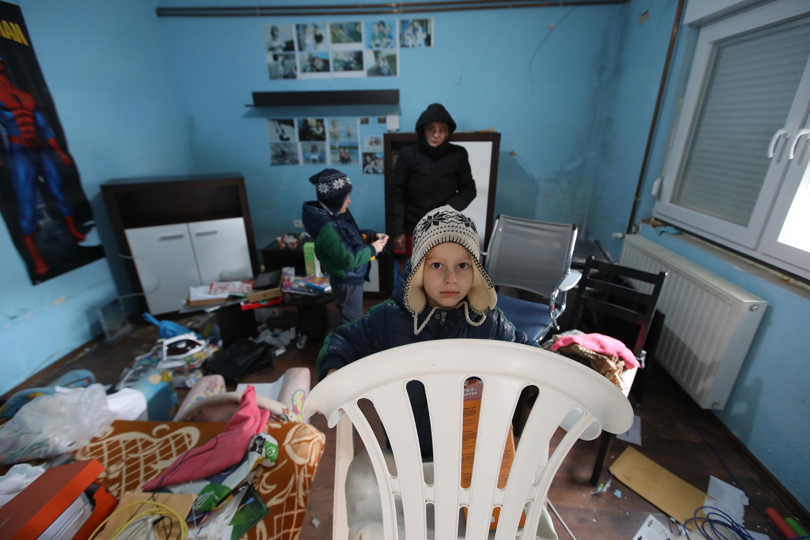 23.03.2020., Zagreb - Potres je najvise ostetio kuce u Markusevcu i okolici. Mnogim stanovnicima Medvedskog brega tesko su stradale kuce. Obitelj koja se iseljava iz kuce. Marina Zohar Suskovic, blizanci Anakin i David, otac Zeljko i baka Marica.
Photo: Boris Scitar/Vecernji list/PIXSELL