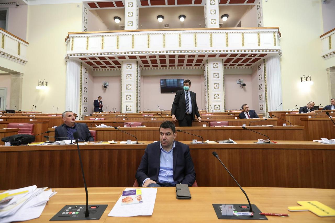 Zastupnici se vratili u zgradu Hrvatskog sabora gdje nastavljaju sa zasjedanjem