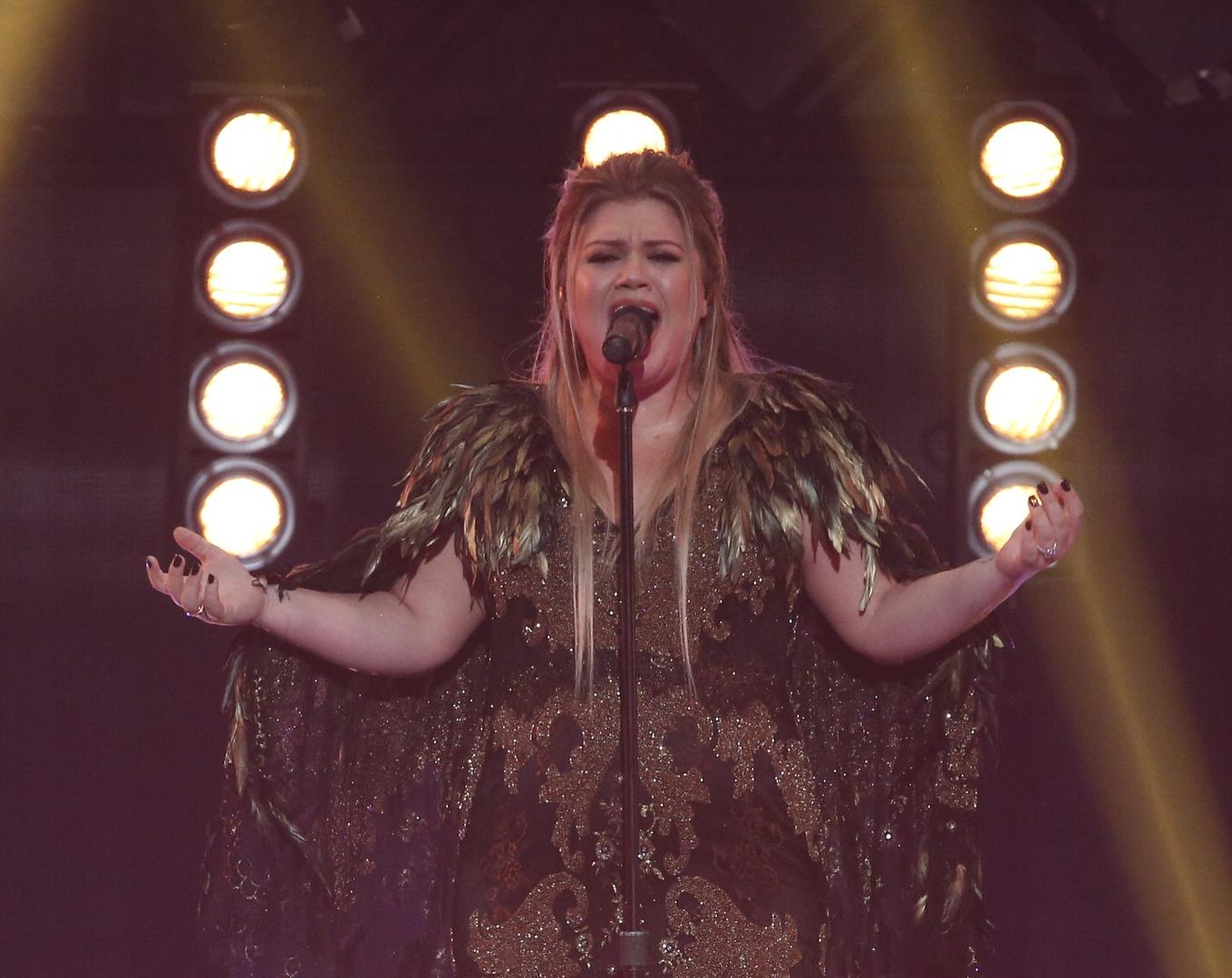 Otkrila je i kako je tijekom srednje škole imala bulimiju. - Sada nisam opsjednuta svojom težinom i valjda zbog toga ljudi toliko i vole pričati o mojim kilogramima. Mene to ne opterećuje - kaže.