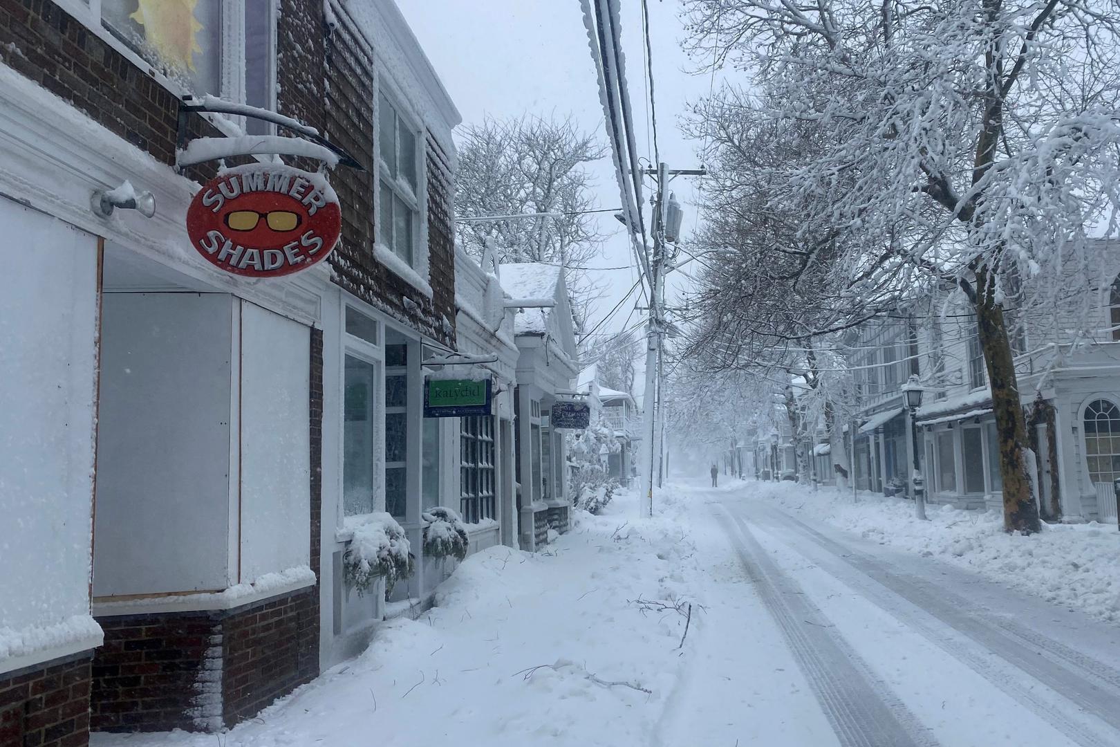 Na Martha’s Vineyardu, kao i na drugim otocima Massachusettsa, jaka snježna mećava i udari vjetra dodatno su otežali život i doprli do obalnih zajednica. Na ovom otoku sezonu radi velik broj studenata iz Hrvatske tijekom ljeta.