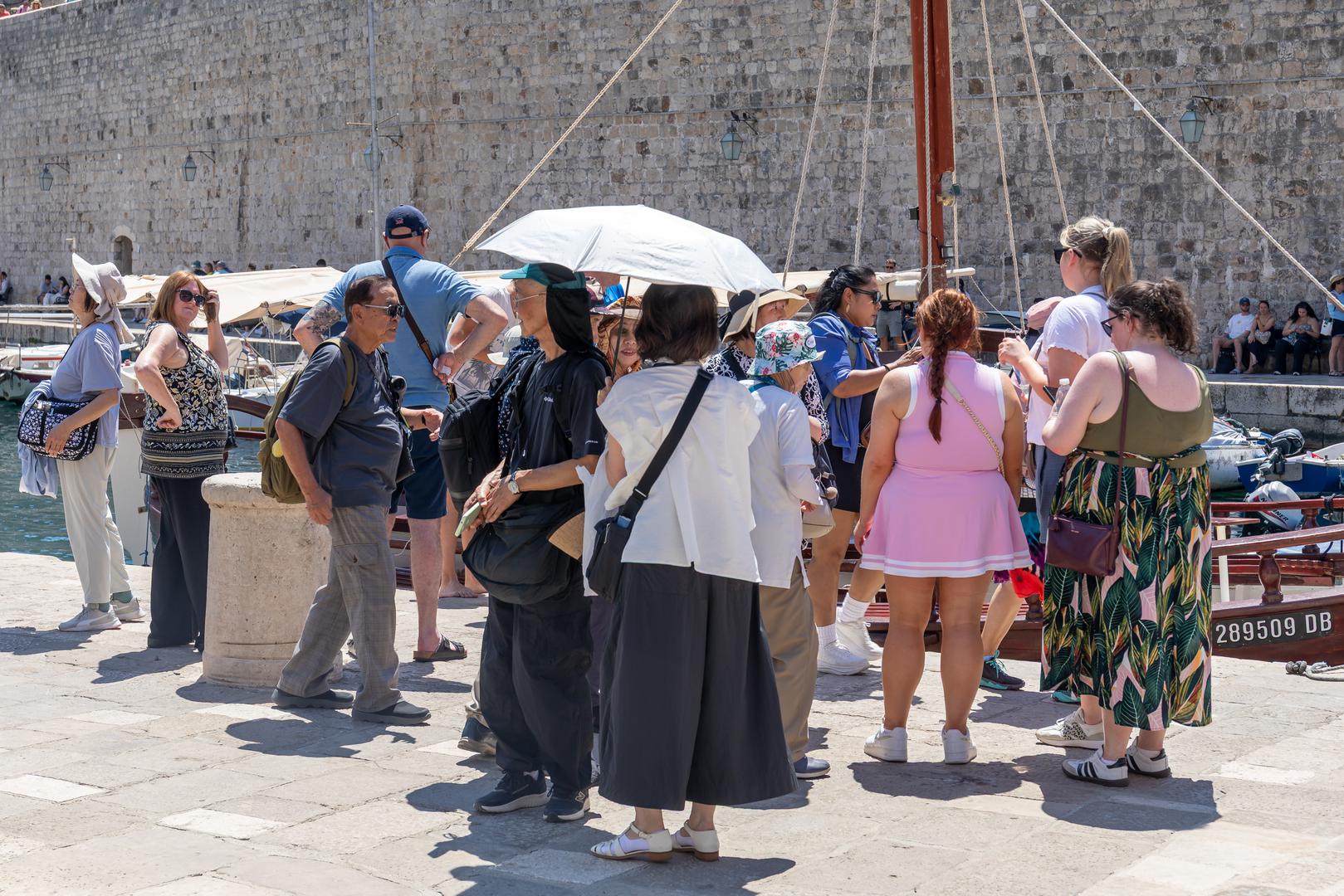 Samo u malom dijelu zemlje na sjeverozapadu nije bio sparno, prema meteorološkoj službi Meteo France, koja je rekla da će toplinski val dosegnuti vrhunac u utorak i srijedu.