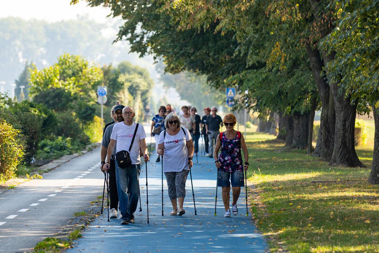 Osijek: U sklopu Gradskog saveza sportske rekreacije umirovljenici odrađuju trening nordijskog hodanja