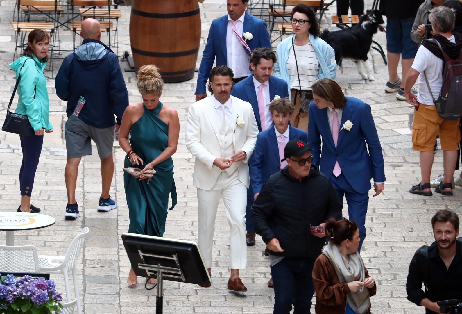 Nakon vjenčanja u crkvi svadbena družina uputit će se na tvrđavu Lovrijenac gdje će proslava trajati do dugo u noć. 