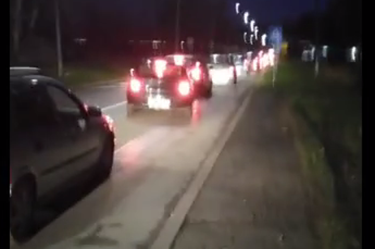 Kolona automobila u Sisku pred benziskim crpkama