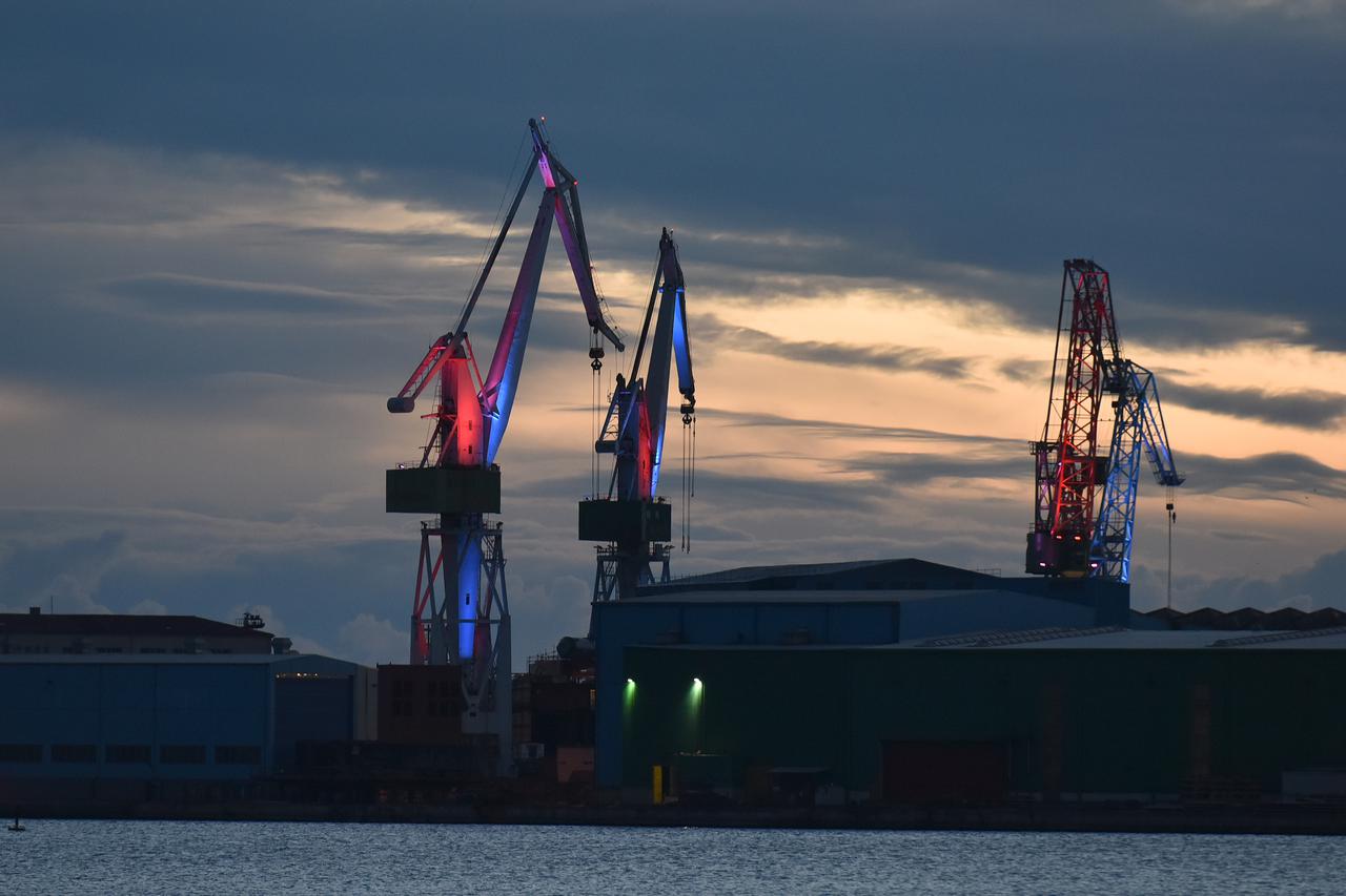 Pula: Svjetleći divovi zasijali su u tradicionalnim bojama Hrvatske