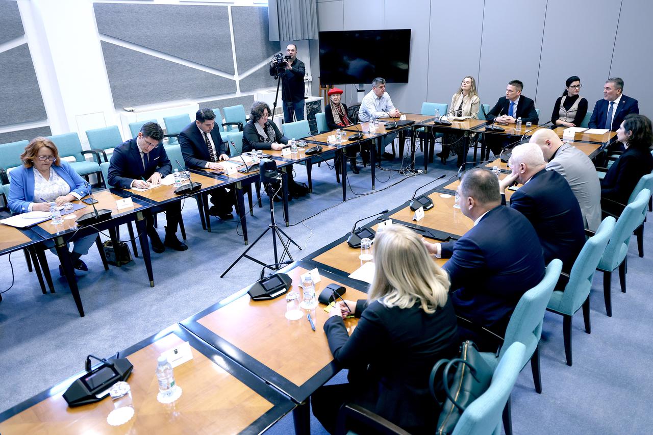 Zagreb: Održan okrugli stol "Okolišne i društvene posljedice planirane gradnje peradarskih mega farmi"