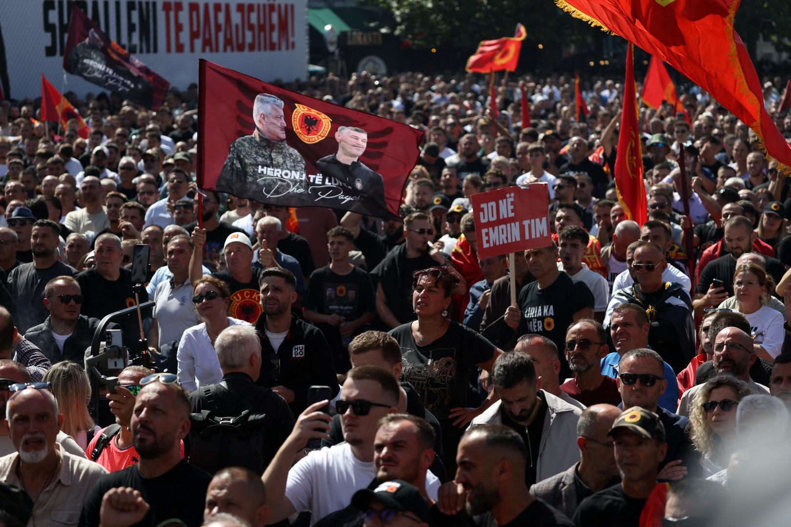 Prema zaključcima sudskog vijeća, optuženi su značajno pridonijeli zajedničkom kažnjivom cilju usmjerenom protiv osoba koje su smatrane protivnicima političkih i vojnih ciljeva OVK-a. Među njima su bili kosovski Albanci povezani s drugim političkim i vojnim opcijama, osobe za koje se smatralo da surađuju sa srpskim odnosno tadašnjim jugoslavenskim vlastima, ali i pripadnici manjina, uključujući Srbe i Rome.