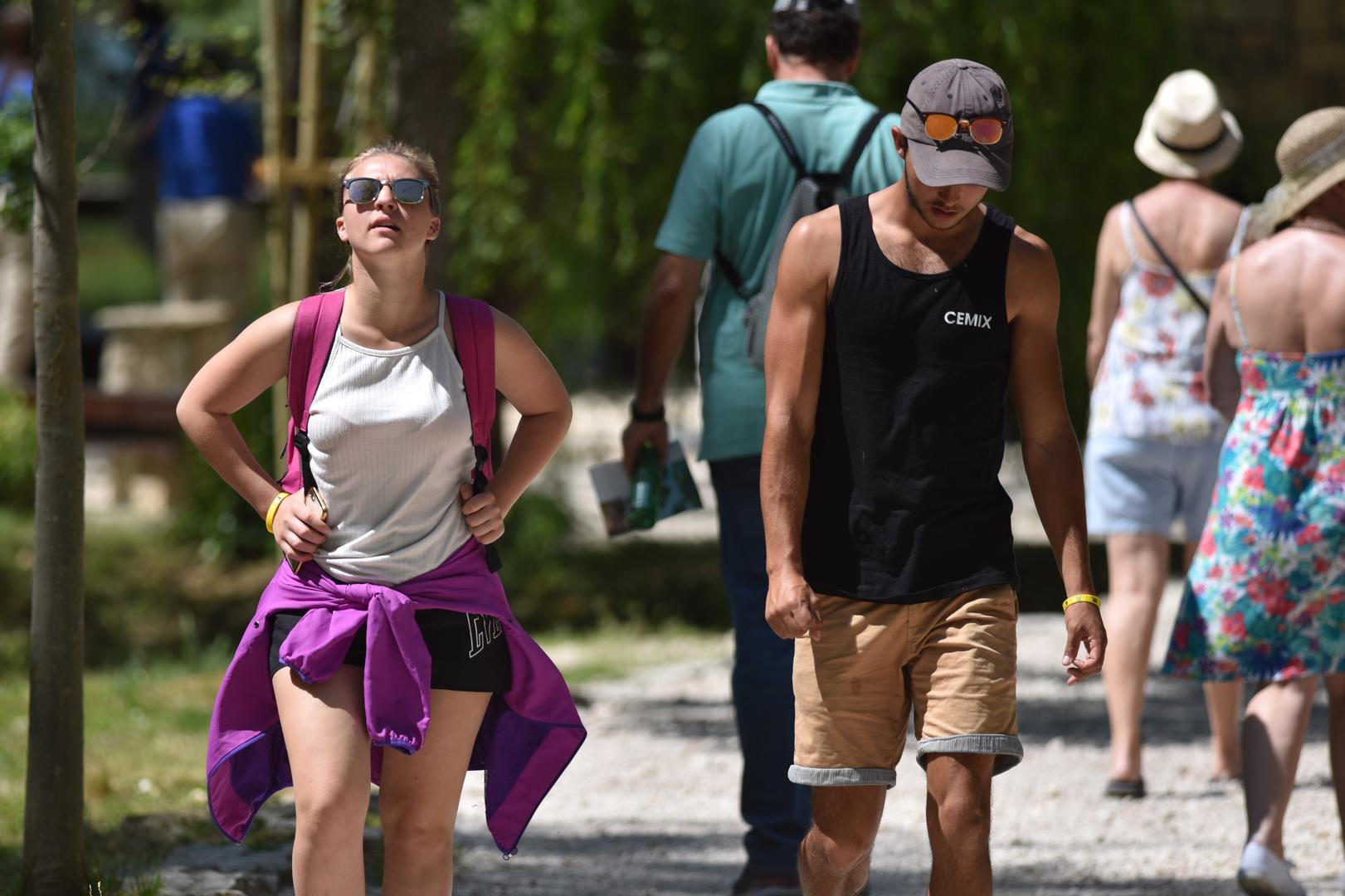 Jedne od najvećih atrakcija NP Krka su slapovi Skradinski buk i Roški slap ispod kojih se oni nešto hrabriji odluče i okupati. 